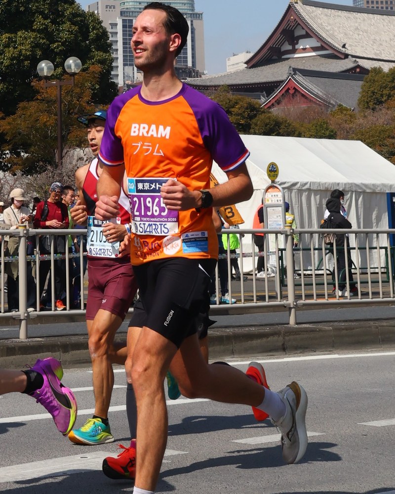 Bram tijdens de Tokyo Marathon voor RunforKika